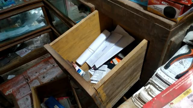 মনিরামপুরের কোনা কোলা বাজারে দিনে দুপুরে চুরি।