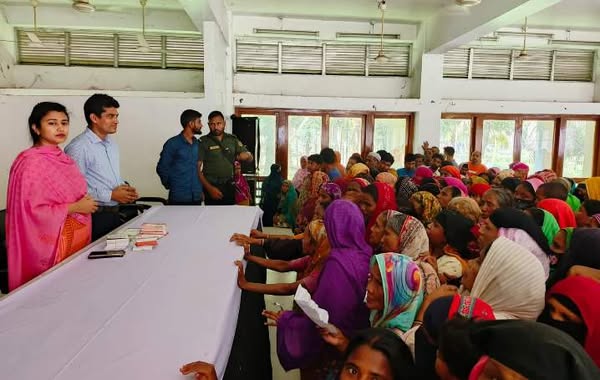 হোসেনপুরে ক্রীড়া সামগ্রী ও ঈদ উপহার বিতরন