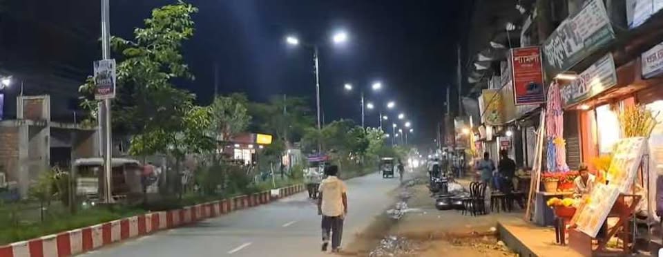 গাইবান্ধা শহরে রাতে জ্বলে উঠলো নতুন সড়ক বাতি