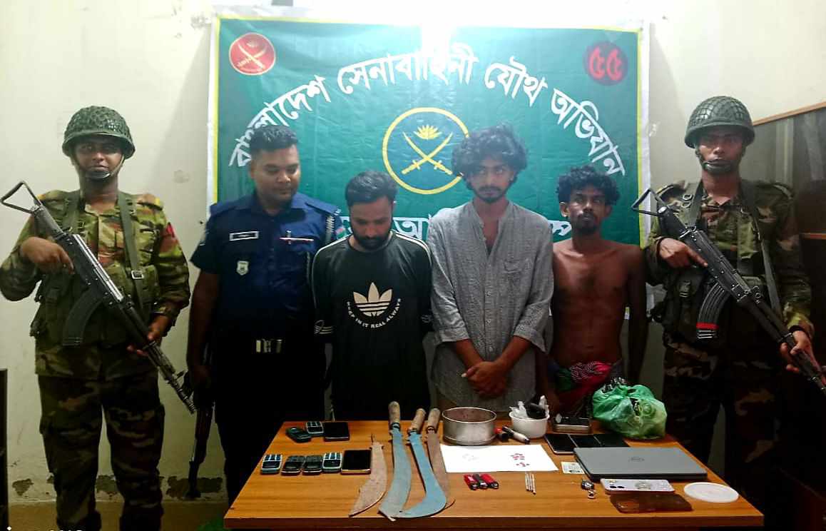 নড়াইলের কালিয়ায় যৌথ অভিযানে বিপুল পরিমাণ মাদক ও অপরাধমূলক কাজে ব্যবহৃত সামগ্রী উদ্ধার  গ্রেপ্তার ৩