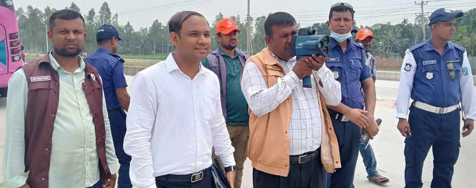 নির্বিঘ্ন যাত্রা নিশ্চিত করতে মহাসড়কে ভ্রাম্যমান আদালত
