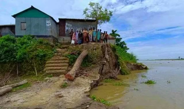 নদী তীরবর্তী শতাধিক পরিবার নদী ভাঙ্গনে গৃহীন, স্থানীয়দের  অভিযোগ প্রশাসনের পরিদর্শন আশ্বাসে কেটে গেছে  ৭ বছর