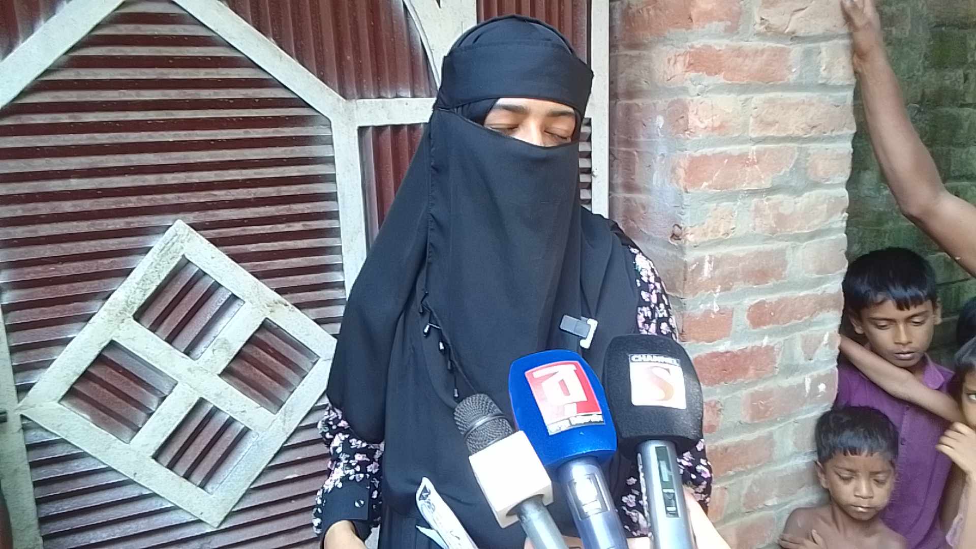 পীরগঞ্জে স্ত্রীর স্বীকৃতির দাবিতে এক তরুনী প্রেমিক স্বামীর বাড়িতে অনশন,