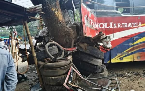 চাঁপাইনবাবগঞ্জে ভ্যানচালককে বাঁচাতে গিয়ে গাছে বাসের ধাক্কা-আহত ৪