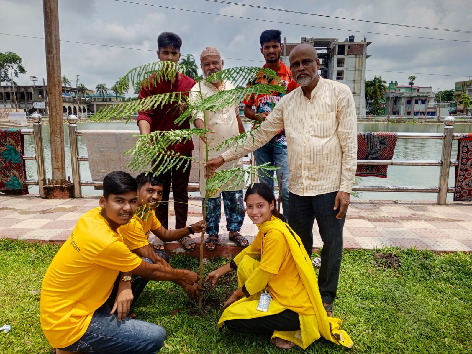 পরিবেশ দিবসে বেতাগী তরুণদের হাতে বৃক্ষরোপণ অভিযান