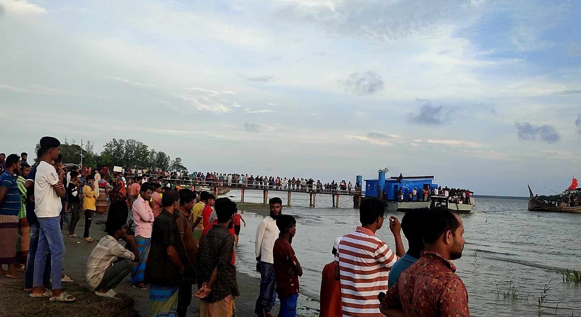 রাঙ্গাবালী ট্রলার থেকে নদীতে পড়ে জেলে আল আমিন নিঁখোজ