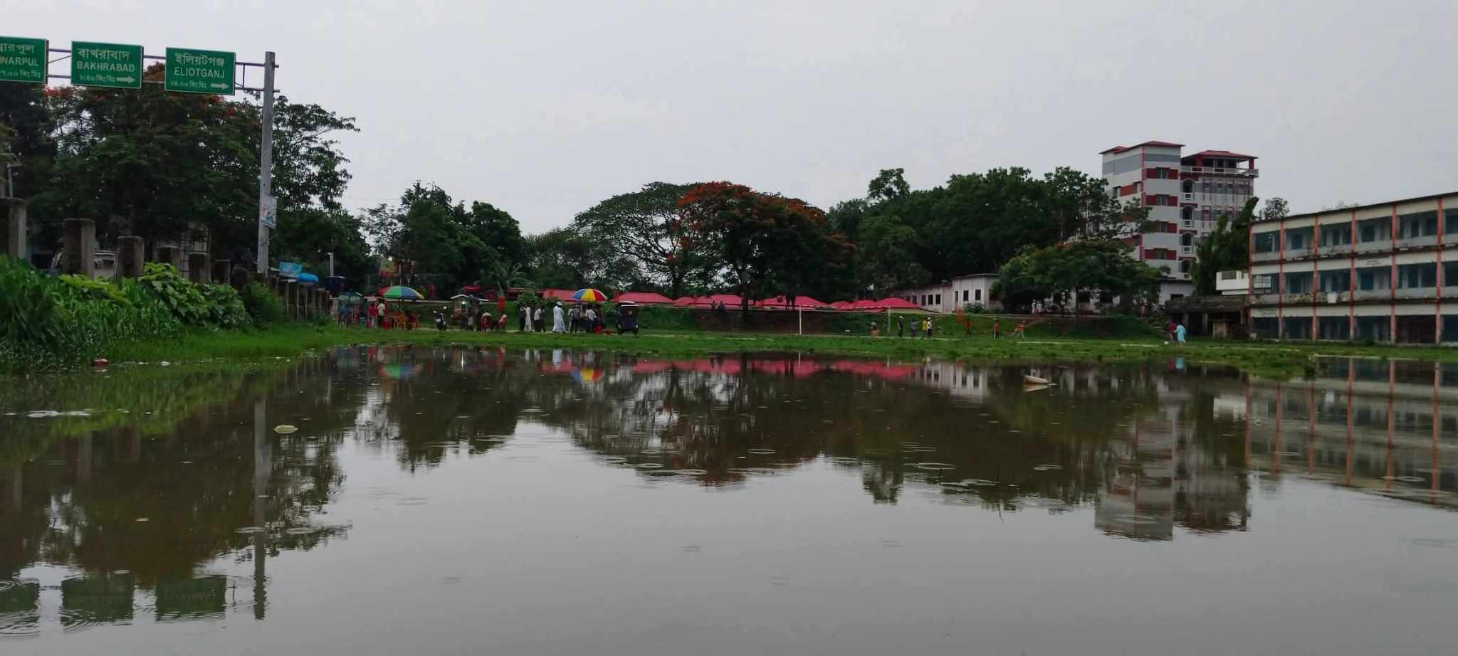মুরাদনগর উপজেলার দূ্র্গা রাম পাইলট সরকারি উচ্চ বিদ্যালয়ের খেলার মাঠে বৃষ্টির পানি জমে বেহাল দশা