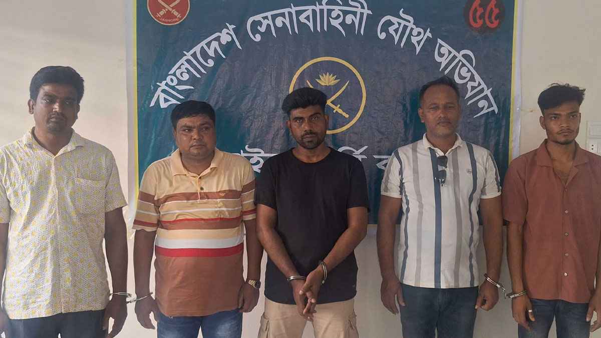 নড়াইলে সেনা বাহিনীর অভিযানে শীর্ষ সন্ত্রাসী মনির ডাকাতসহ গ্রেফতার ৫ জন