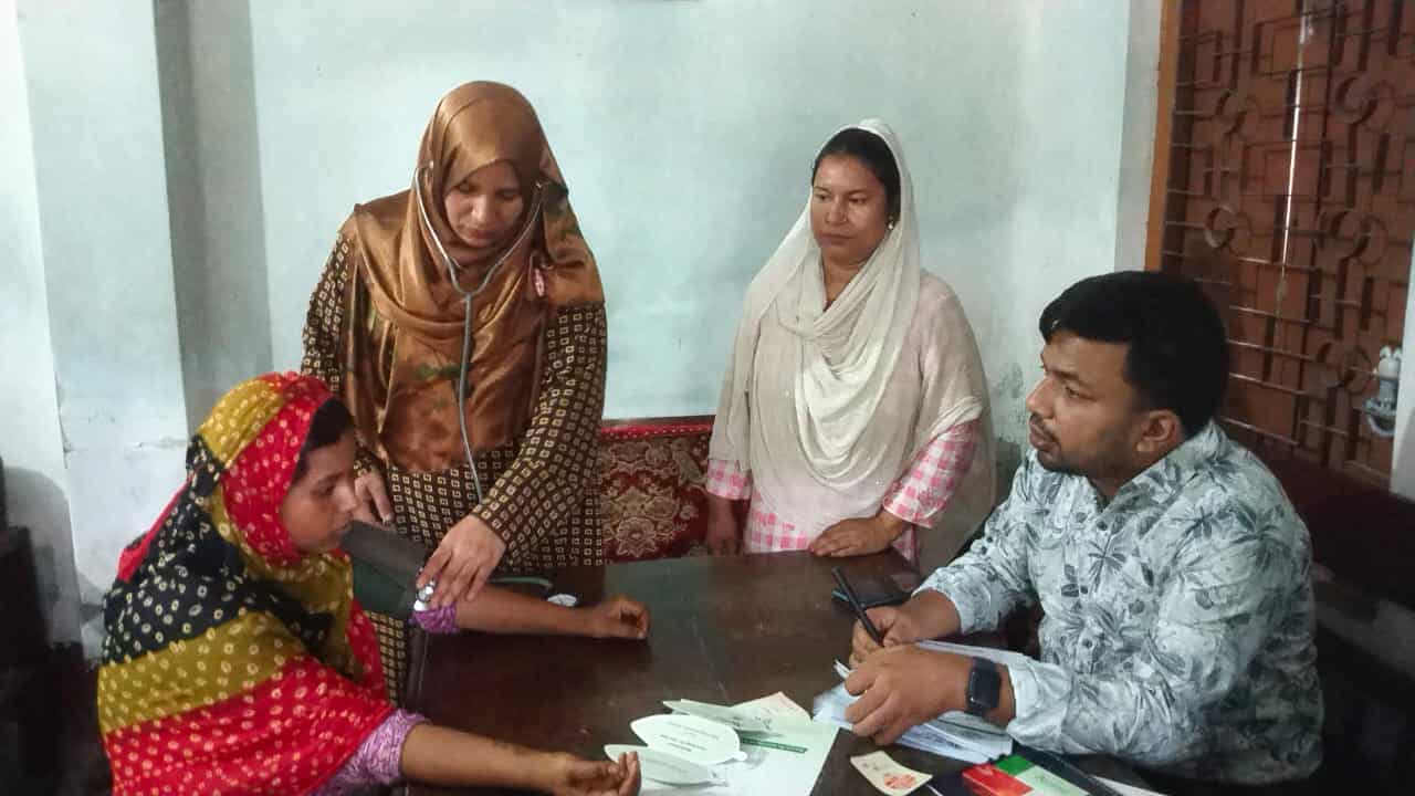 কুলিয়ারচরে গর্ভবতী মহিলাদের মাঝে বিনামূল্যে চিকিৎসা সেবা ও ঔষধ বিতরণ