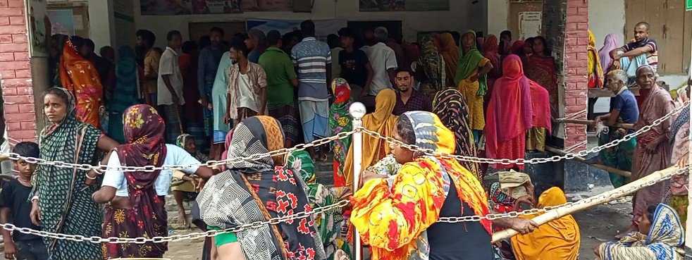 সাদুল্লাপুরের দামোদরপুর ইউনিয়নে ভিজিএফ এর চাল বিতরণ
