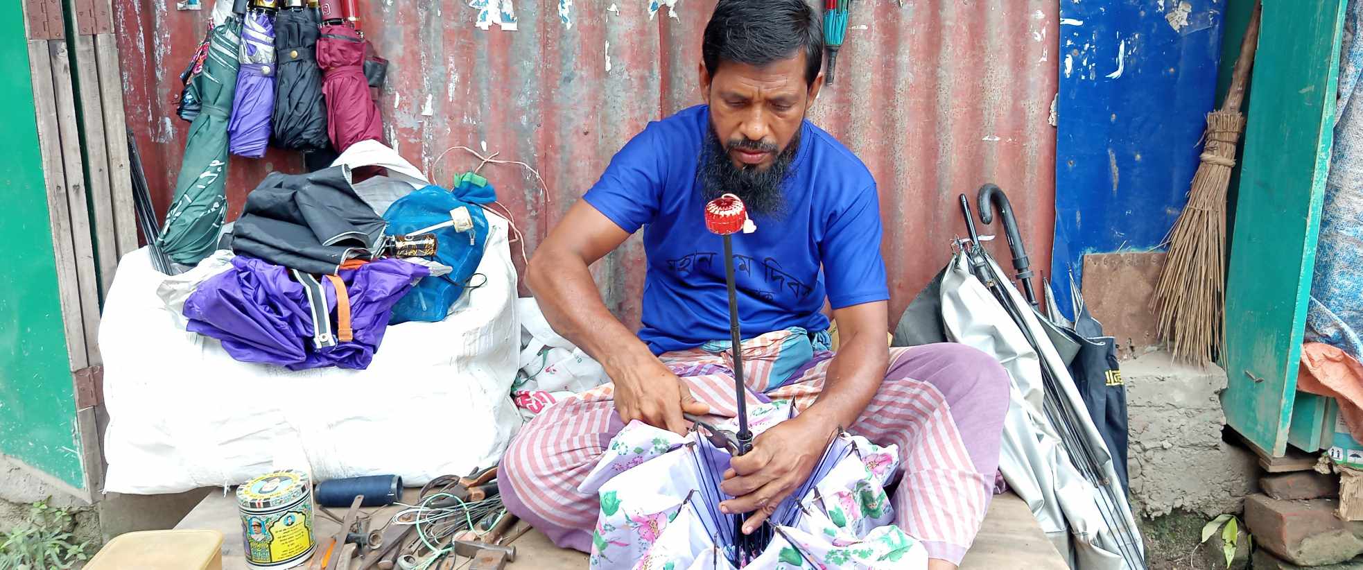 বর্ষায় চাহিদা বাড়ছে ছাতা মেরামতের মৌসুমি কারিগরদের