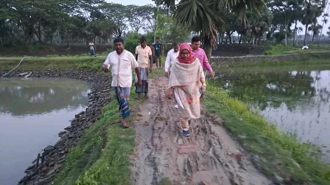 অবৈধ ভাবে ঘের করায় কেশবপুর উপজেলা প্রশাসনের মোবাইল কোর্ট পরিচালনা