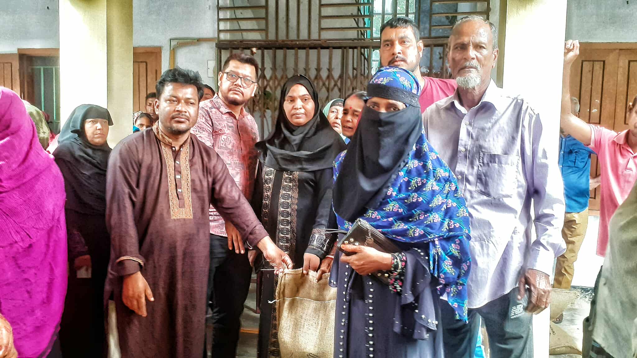 কমলগঞ্জে হতদরিদ্র পরিবারের মাঝে ভিজিডি চাল বিতরণ