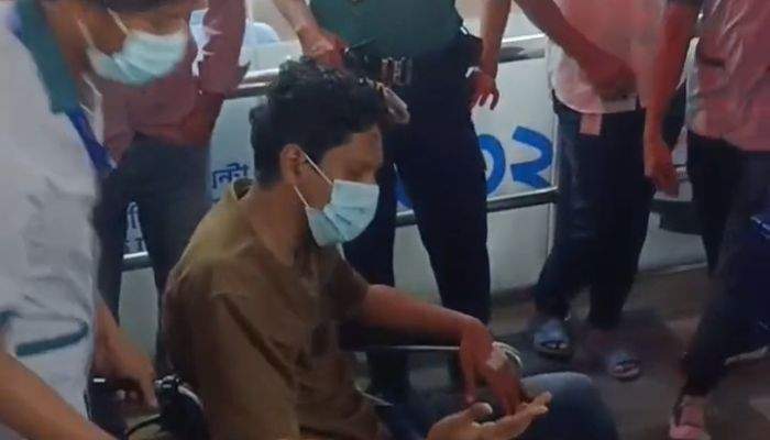 নিষিদ্ধ সংগঠনের সাবেক নেতা রায়হান ইসহাককে পুলিশের হাতে তুলে দিল ছাত্রদল