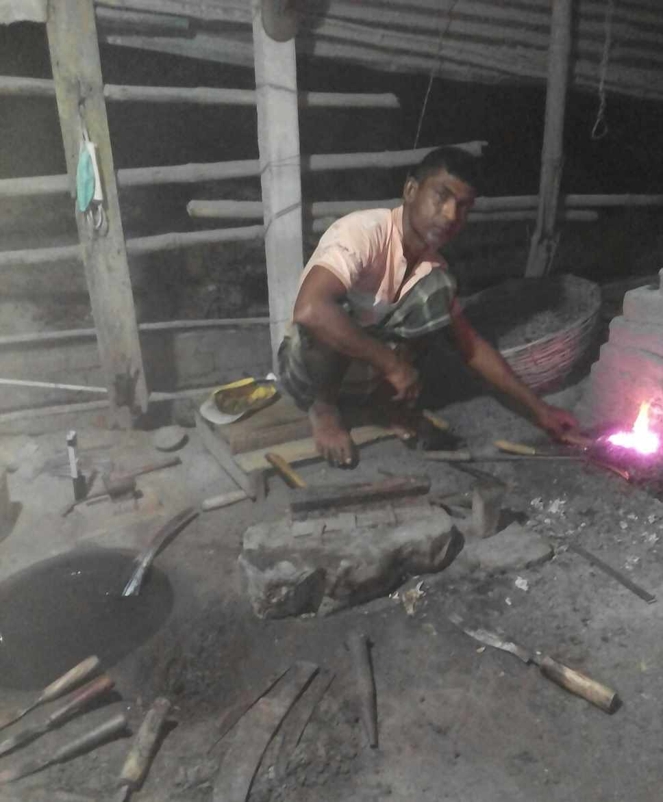 ঝিনাইদহের কোটচাঁদপুর হারিয়ে যেতে বসেছে কামার শিল্প