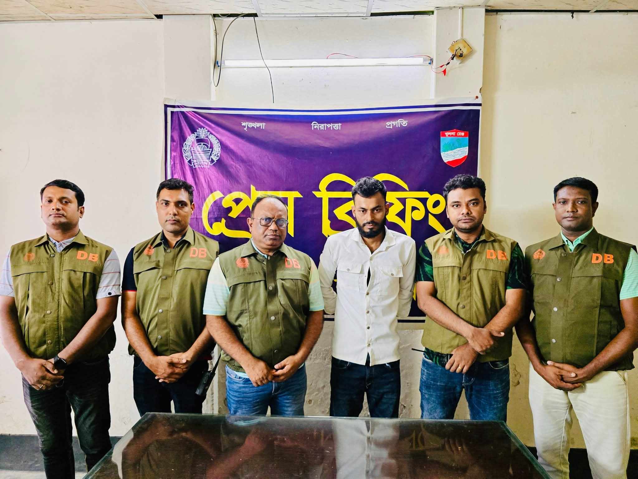 ২৪ মামলা ও ০৫ টি গ্ৰেফতারী পরোয়ানাভুক্ত পলাতক আসামি ষষ্ঠীতলার সন্ত্রাসী ইব্রাহিম হোসেন ডলার ডিবি কর্তৃক গ্ৰেফতার