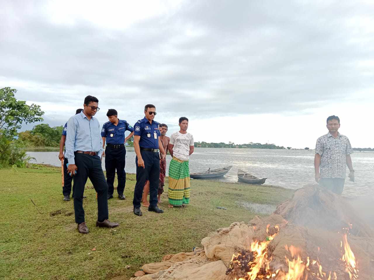 মধ্যনগরে ভ্রাম্যমাণ আদালতের অভিযান:অবৈধ জাল জব্দ ও জরিমানা আদায়