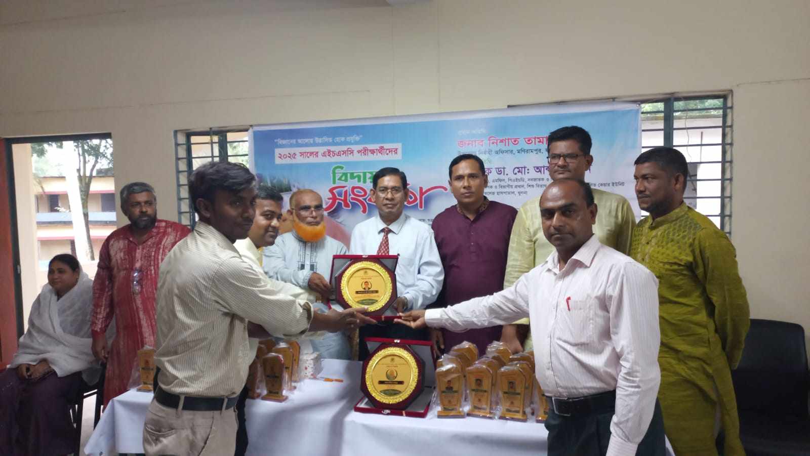 বর্ণাঢ্য আয়োজনে এইচএসসি পরীক্ষার্থীদের বিদায় সংবর্ধনা