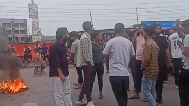 ভাঙ্গা উপজেলার মহাসড়কে টায়ার জ্বালিয়ে সড়ক অবরোধ ও বিক্ষোভ করছেন এনসিপি