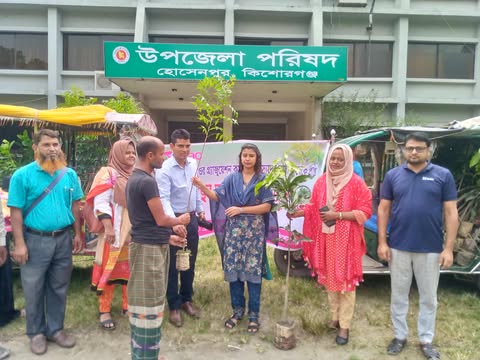 হোসেনপুরে গুচ্ছগ্রামের বাসিন্দাদের মাঝে ব্রাকের চারা বিতরণ