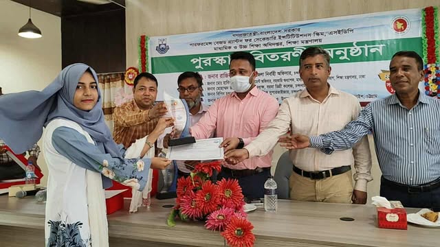 চট্টগ্রামের চন্দনাইশে পুরস্কার পেল ৩৩ মেধাবী শিক্ষার্থী