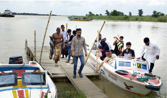 চরভদ্রাসন পদ্মা নদীর গোপালপুর ও মৈনট ঘাট দিয়ে হাজার হাজার যাত্রী চরম ঝুঁকির মধ্যে পদ্মা নদী পারাপার হচ্ছেন