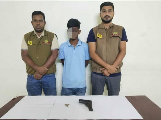 সিএমপি’র ডিবি উত্তর-দক্ষিণ বিভাগের বিশেষ অভিযানে ০১টি বিদেশী পিস্তল ও ০৩ রাউন্ড গুলি সহ হত্যা মামলার ০১ আসামী গ্রেফতার