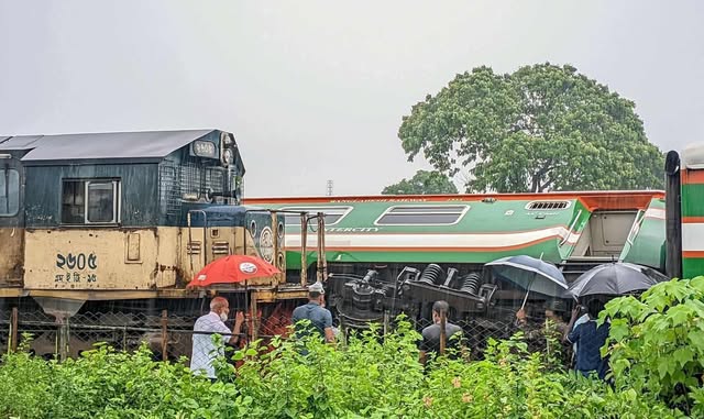 বুড়িমারীর সঙ্গে সারাদেশের রেল যোগাযোগ বন্ধ দুই ট্রেনের মুখোমুখি সংঘর্ষ