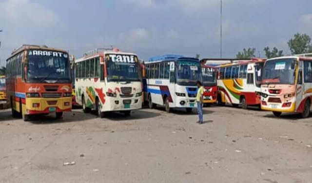 চাঁপাইনবাবগঞ্জ-রাজশাহী রুটে বাস চলাচল বন্ধ, চরম দুর্ভোগে যাত্রীরা
