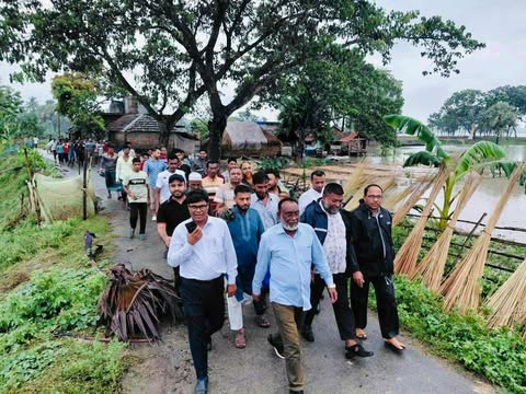 মণিরামপুরে পানিবন্দী এলাকায় মনিরামপুর থানা বি এন পির সভাপতি  শহীদ ইকবাল হোসেন।