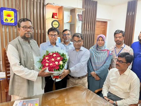 ব্রাহ্মণবাড়িয়া সরকারি মহিলা কলেজের নতুন অধ্যক্ষকে ফুল দিয়ে বরণ