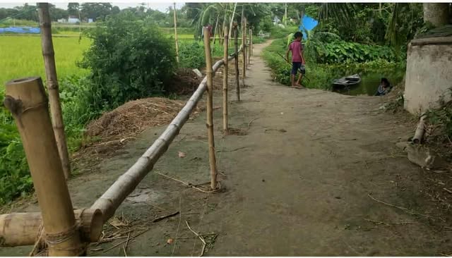 কবরস্থানে যাওয়ার রাস্তা দখল করেছে প্রভাবশালীরা, ইউএনও বরাবর অভিযোগ, এলাকায় উত্তেজনা।
