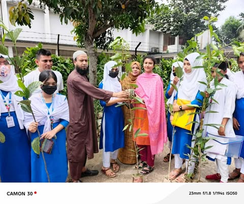 হোসেনপুরে ১৯টি শিক্ষা প্রতিষ্ঠানে ৩ হাজার আটশত চারা বিতরন শিক্ষার্থীদের হাতে ৪টি করে চারা তুলে দিলেন ইউএনও কাজী নাহিদ ইভা
