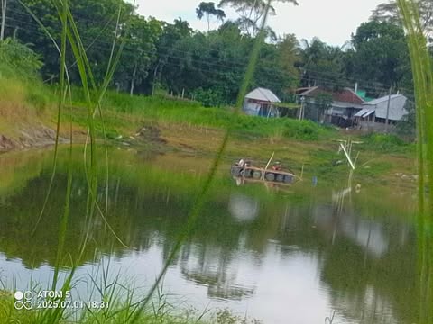সদরপুরে আত্মঘাতী ড্রেজার দিয়ে অবৈধভাবে বালু উত্তোলন, হুমকির মুখে পরিবেশ