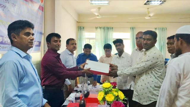 রাণীশংকৈলে ৩৮ কৃতি শিক্ষার্থীকে এসিডিপি’র শিক্ষাবৃত্তি ও সনদ প্রদান