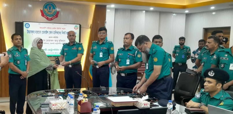 রাজশাহীতে উদ্ধার হওয়া ৮৪টি চুরি ও ছিনতাই হওয়া মোবাইল হস্তান্তর করলো আরএমপি