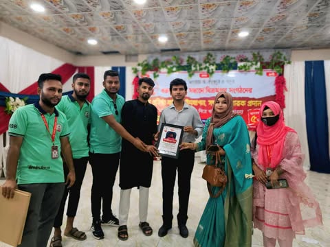 রক্তদাতাদের সন্ধানে বিক্রমপুর সংগঠনের পক্ষ থেকে মশিউর রহমান জিসানকে সংবর্ধনা প্রদান।।