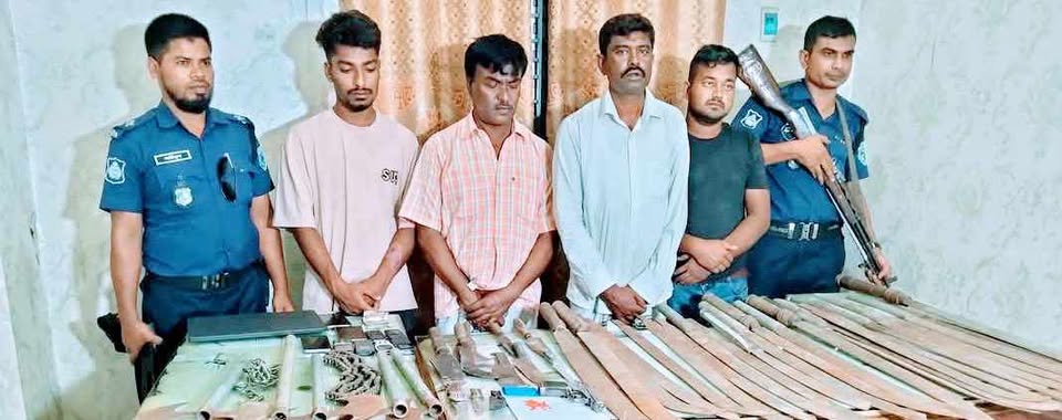 গাইবান্ধায় মাটির নীচ থেকে উদ্ধার দেশীয় অস্ত্রসহ মাদক, আটক চার শীর্ষ সন্ত্রাসী