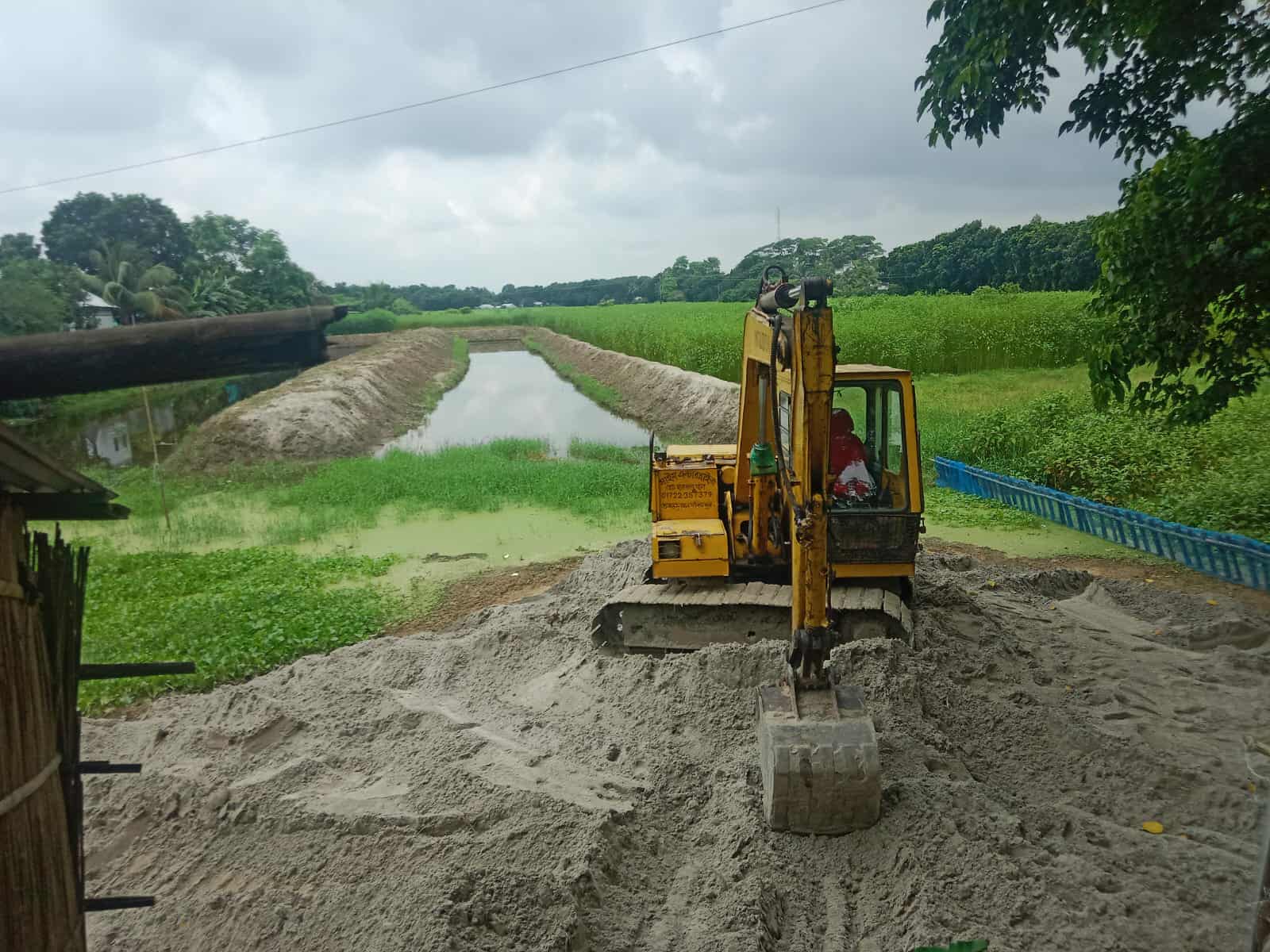 চরভদ্রাসনে ভেকু মেশিন দিয়ে অবৈধভাবে মাটি কাটার সময় দুইজন আটক
