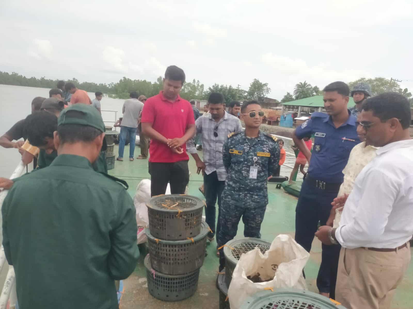 কয়রায় যৌথ অভিযানে জব্দকৃত ৭০০ কেজি কাকড়া অবমুক্ত