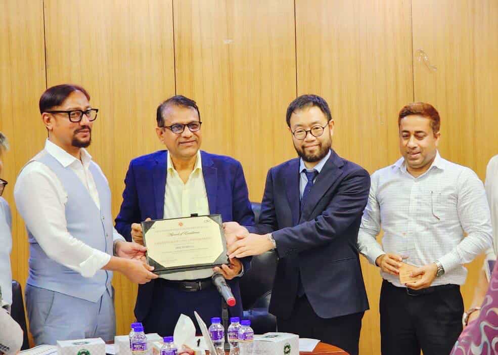 দেশসেরার স্বীকৃতি গ্রহণ করলেন চসিক মেয়র ডা. শাহাদাত হোসেন