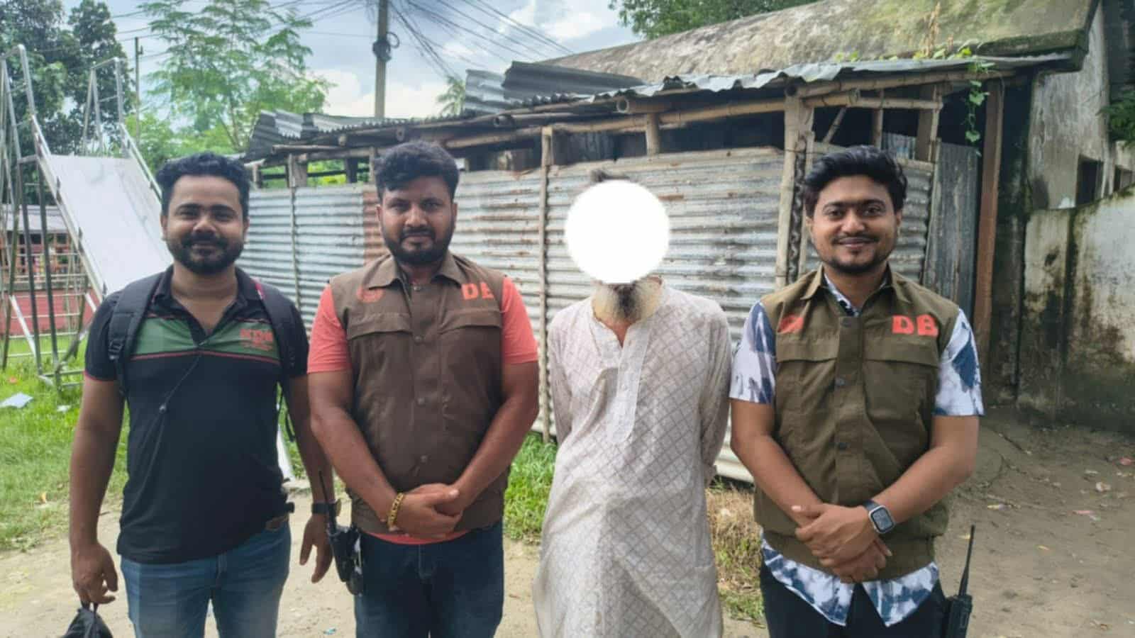 যশোরে ডিবি পুলিশের হাতে তিন বছরের সাজাপ্রাপ্ত আসামি আটক