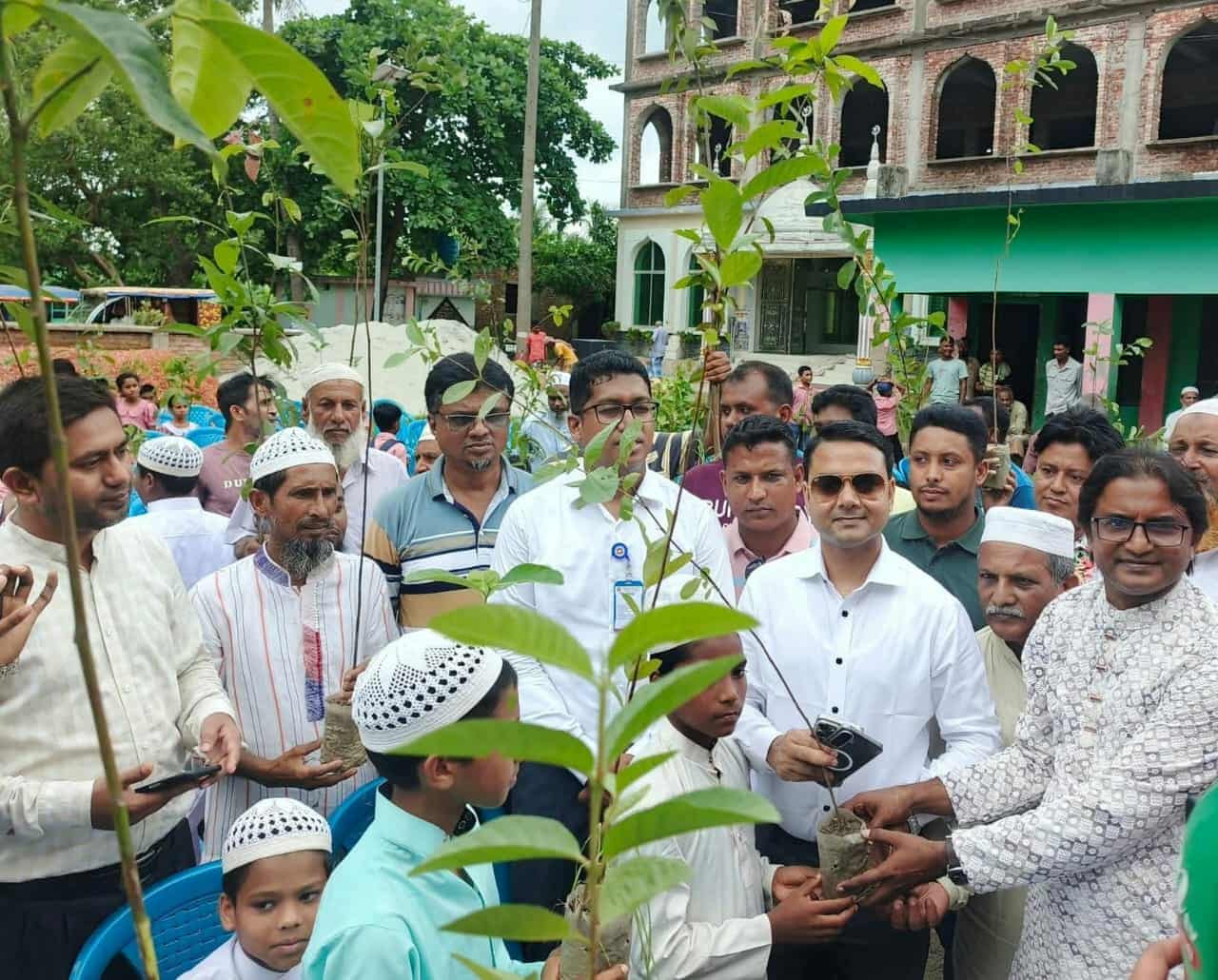 রূপগঞ্জে জেলা যুবদলের সহ সভাপতির নিজ উদ্যোগে শিক্ষার্থীদের মাঝে বৃক্ষ বিতরণ কর্মসূচি অনুষ্ঠিত