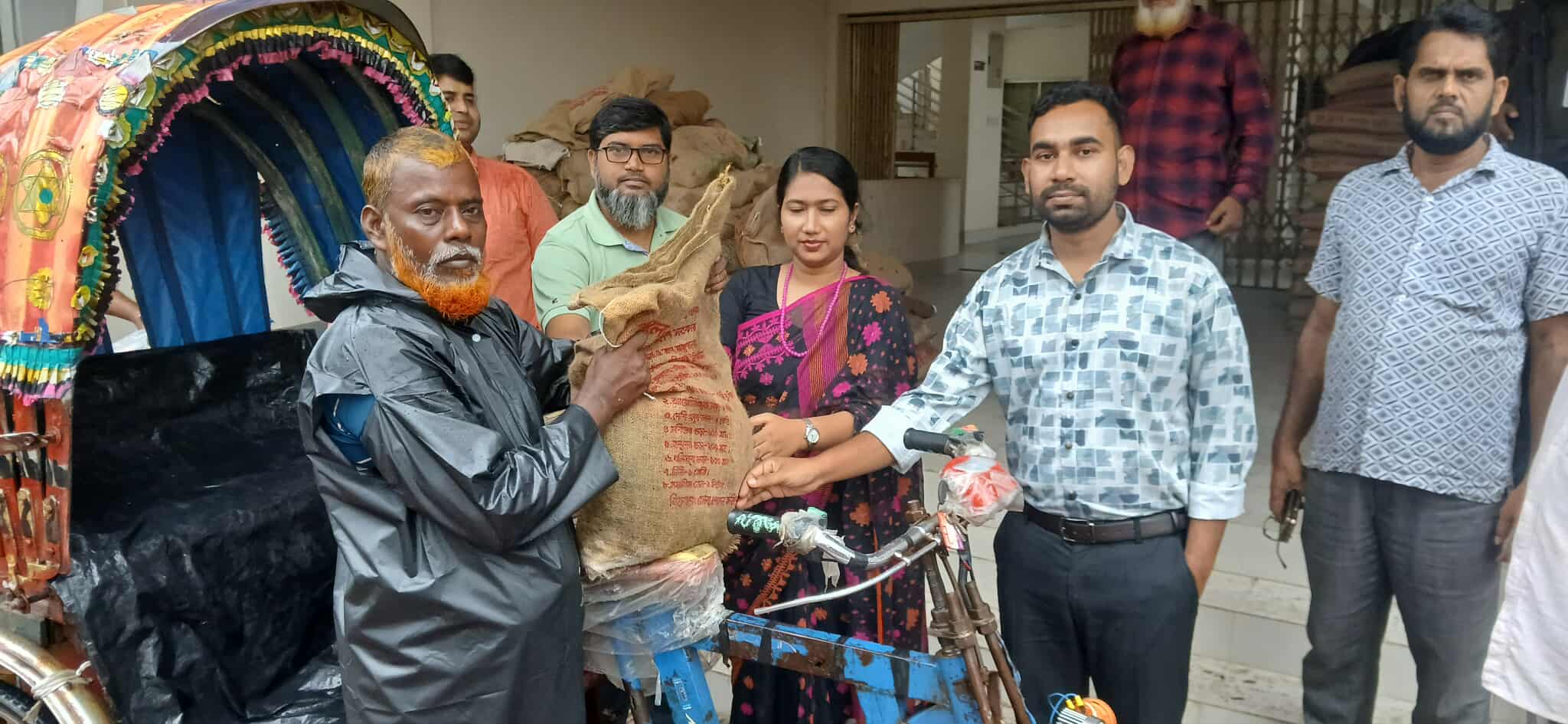 চরভদ্রাসন উপজেলা প্রশাসন দুর্যোগের কারনে দুস্থ্য রিক্সা ওভ্যান চালকদের ত্রাণ সামগ্রী বিতরন