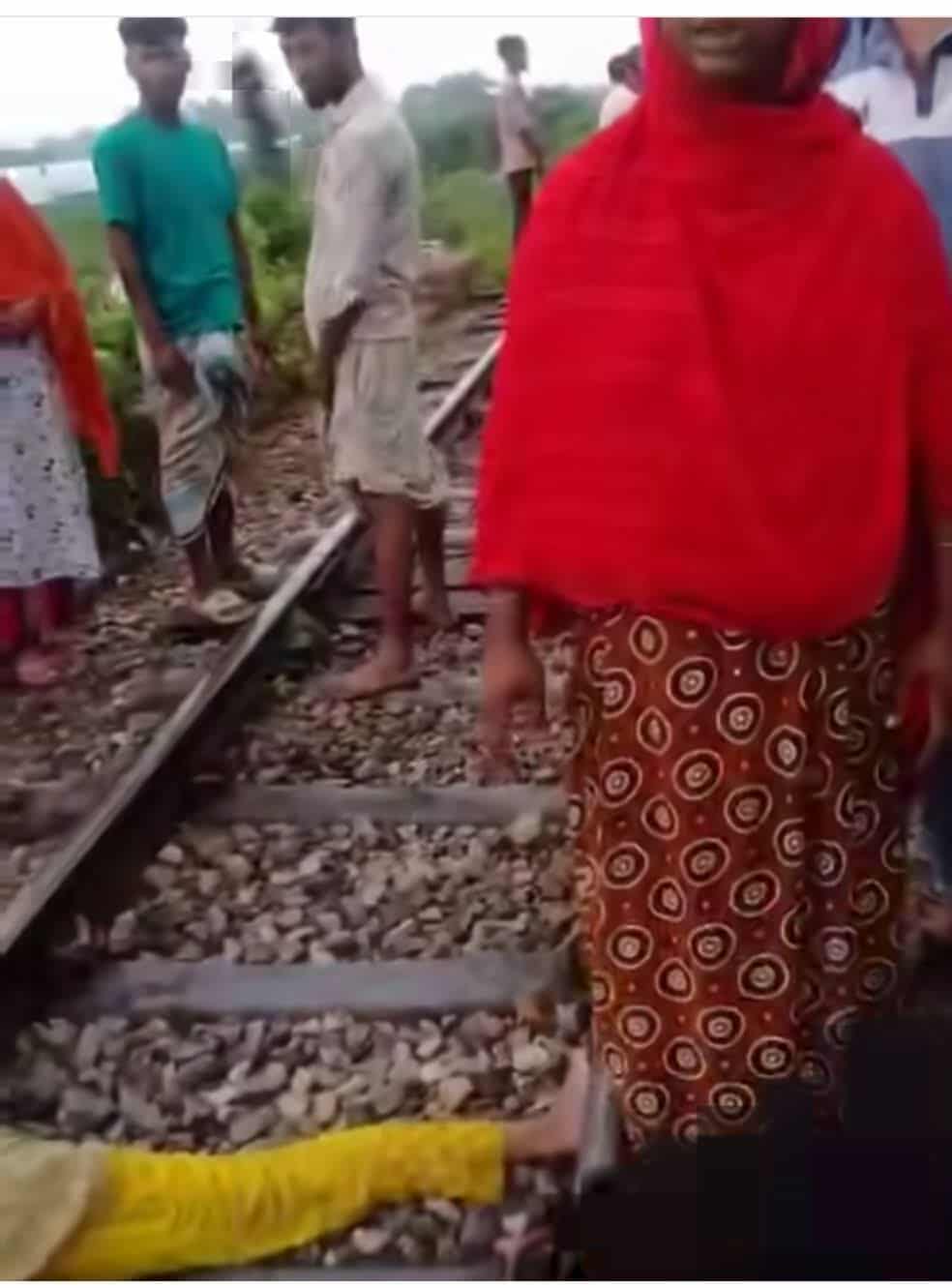 “হত্যা, না-কি আত্মাহত্যা এ নিয়ে ধ্রম্রজাল” কুলিয়ারচরে রেললাইন থেকে গৃহবধূর দ্বিখণ্ডিত লাশ উদ্ধার