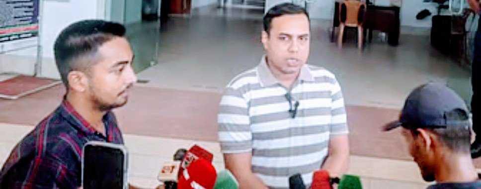 পুলিশকে ছুরিকাঘাতের পর দৌড়ে পুকুরে লাফ দেন যুবক, ব্রিফিংয়ে পুলিশ