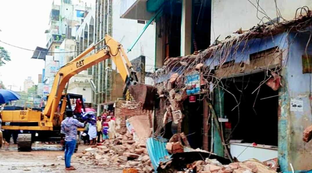 আদালতে নির্দেশে  ব্রাহ্মণবাড়িয়া  চেম্বার অফ কমার্স দুইটি স্থাপনা গুড়িয়ে দিয়েছে জেলা প্রশাসন 