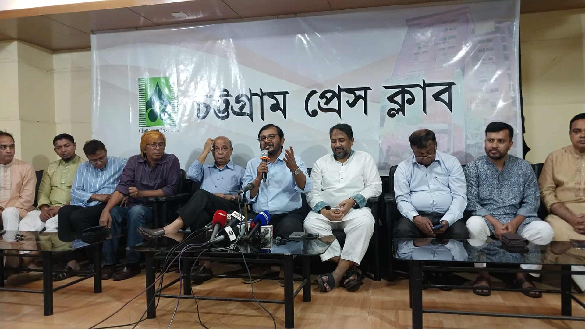 চট্টগ্রাম প্রেস ক্লাবের সাংবাদিকদের সাথে মতবিনিময়কালে মজিবুর রহমান মঞ্জু