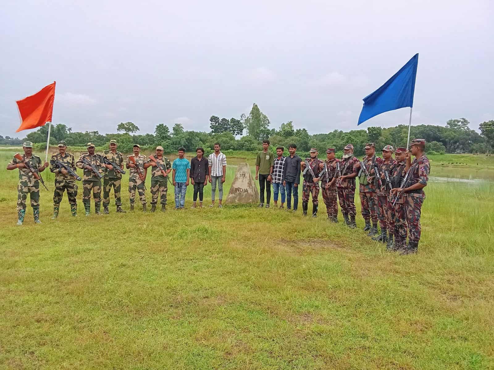 ভারতে অনুপ্রবেশের দায়ে আটক ৬ বাংলাদেশীকে হস্তান্তর করল বিএসএফ