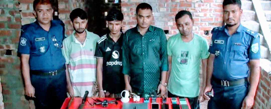 সরঞ্জামাদী জব্দ, হ্যাকার চক্রের মুলহোতা পলাশসহ গ্রেফতার চার